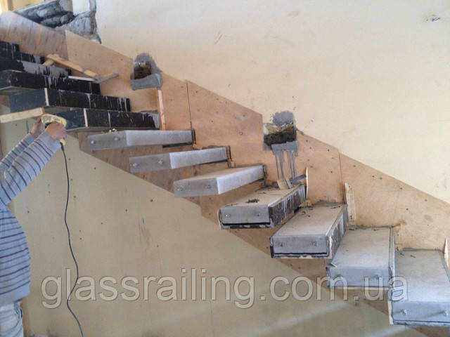 Demontaj opalubki posle zalivki betonnoi lestnici