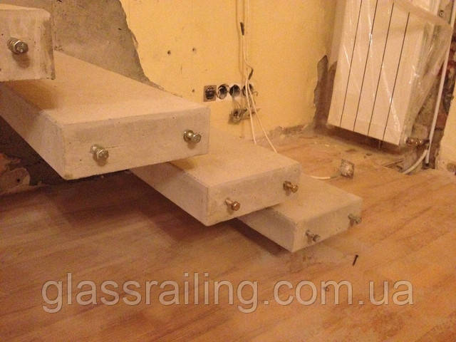 Demontaj opalubki posle zalivki betonnoi lestnici