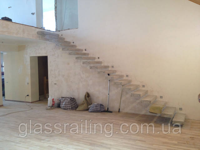 Konsolnaya betonnaya lestnica s zakladnimi dlya steklyannogo ograjdeniya