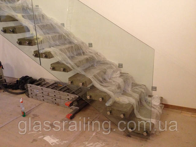 Steklyannoe ograjdenie betonnoi lestnici