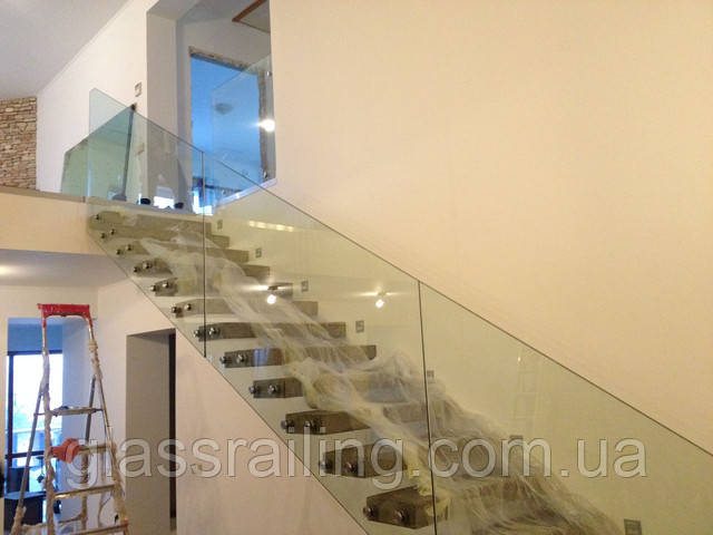 Steklyannoe ograjdenie betonnoi lestnici