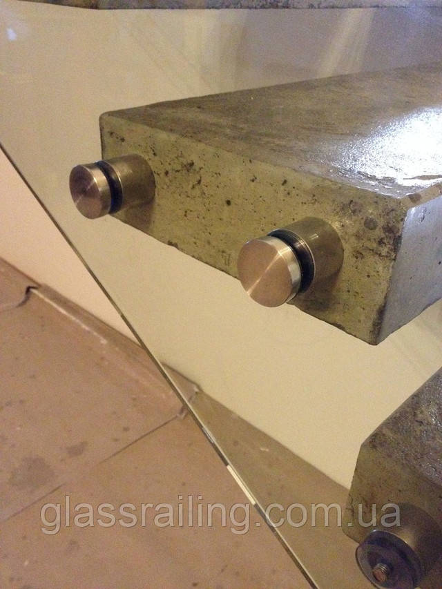 Steklyannoe ograjdenie betonnoi lestnici