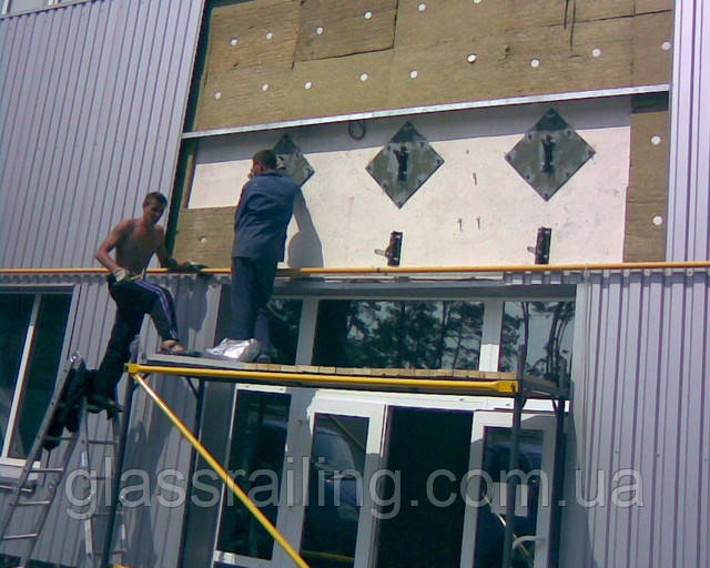 Kronshteini dlya steklyannogo kozirka