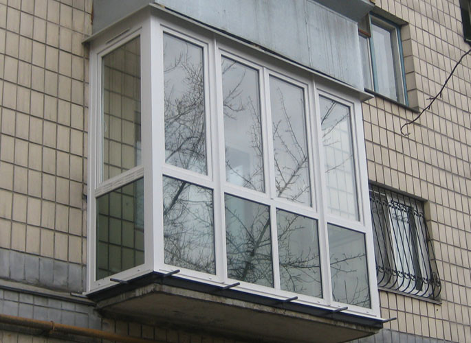Французский балкон П-образный Рехау 60 (Rehau 60) с отливами и козырьками | Панорамное остекление балкона - фото 1 - id-p78380984