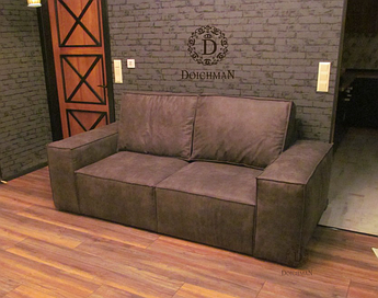 Сучасний і стильний диван із м'якими подушками