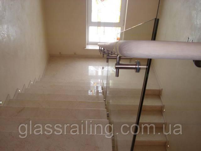 Steklyannoe ograjdenie lestnici s derevyannim poruchnem