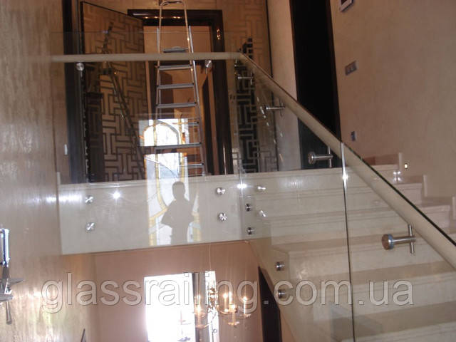Скляне огородження сходів з дерев'яним поручнем Steklyannoe ograjdenie lestnici s derevyannim poruchnem