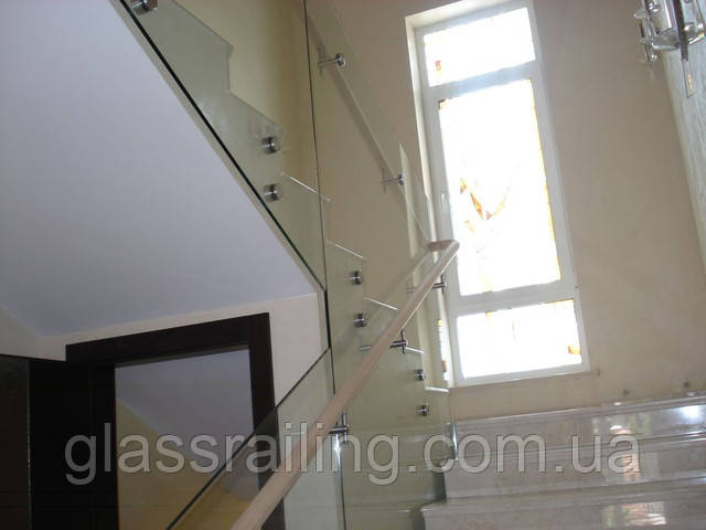 Steklyannoe ograjdenie lestnici s derevyannim poruchnem