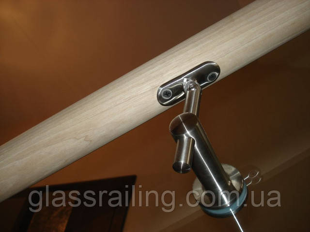 Скляне огородження сходів з дерев'яним поручнем Steklyannoe ograjdenie lestnici s derevyannim poruchnem