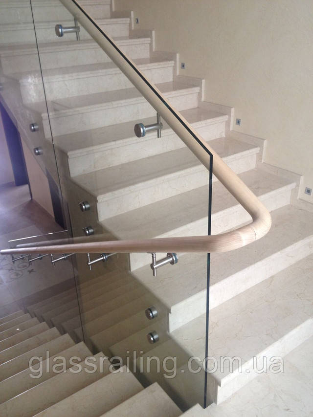 Steklyannoe ograjdenie lestnici s derevyannim poruchnem