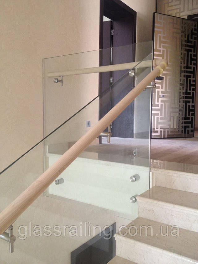 Скляне огородження сходів з дерев'яним поручнем Steklyannoe ograjdenie lestnici s derevyannim poruchnem