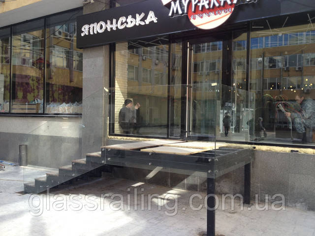 Montaj steklyannogo ograjdeniya