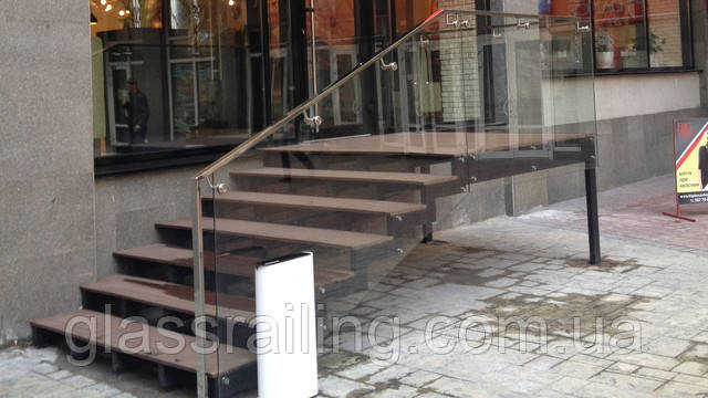 Ганок зі скляним огородженням Krilco so steklyannim ograjdeniem