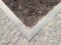 Камінь бордюрний з граніту світло-сірий