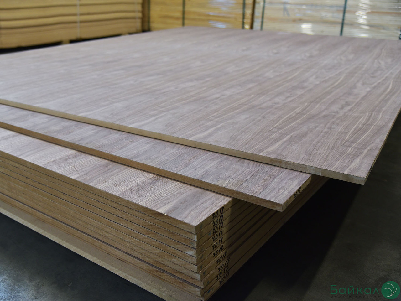 Плита МДФ шпонована 19 мм 2,80х2,07 м - горіх американський