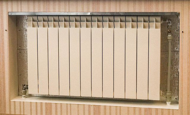 Батарея опаленя, що знаходиться в ніші