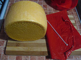 Сир ретельно обсушуємо! Знадобиться мотузочок або пластиковий фіксатор.