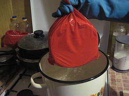 Тримайте край пакета так,щоб повітрю був вихід! І занурте у воду на 2 секунди-якщо тримати довше ,то пакет занадто стянется і Ви не зможете його зав'язати