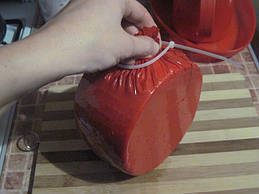 Максимально видаліть залишився в "хвостику" повітря і герметично закрийте пакет