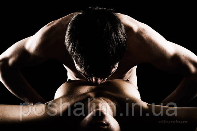 Чоловік пестить жінку Фото Чоловік пестить жінку