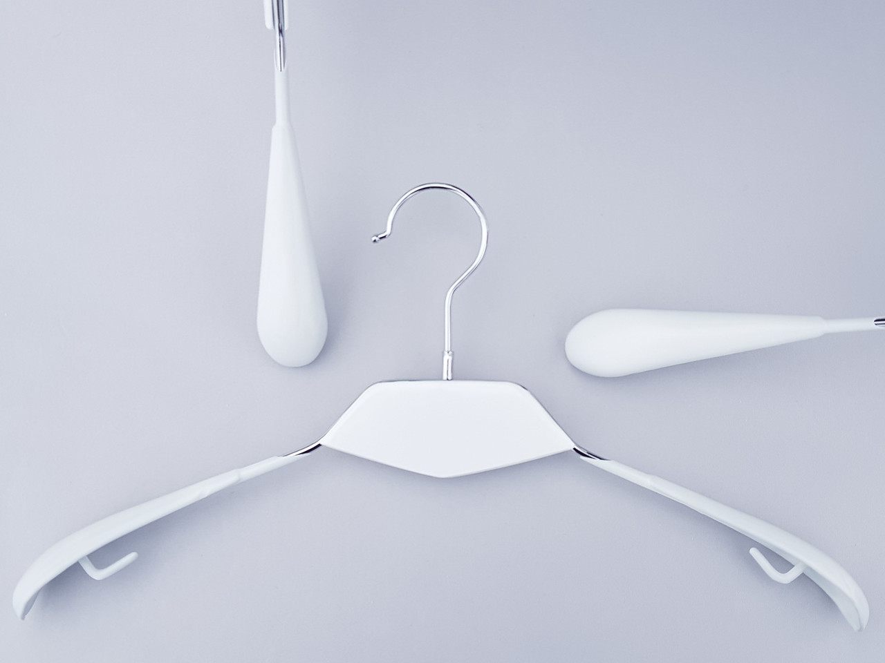 Плічка вішалки тремпеля металевий в силіконовому покритті зі вставкою з дерева білого кольору, довжина 40 см