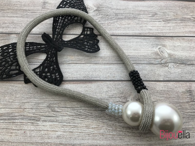 Оригінальна жіноча підвіска 19260 28 см сірого кольору прикрашена камінням і великими перлами