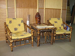 Бамбуковий столик і крісла в інтер'єрі