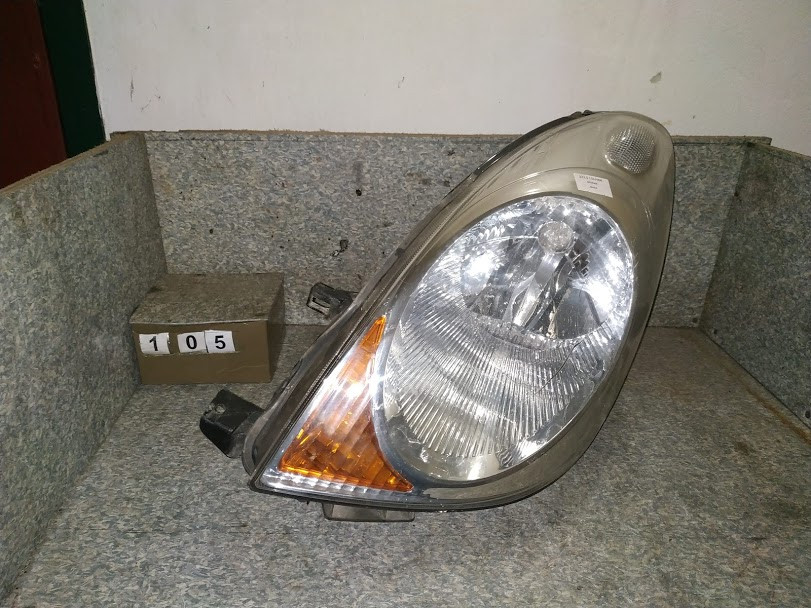 No105 Б/у Фара ліва для Nissan Note 2006-2009 Дефект