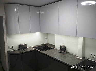 Стеклянный фартук белого цвета