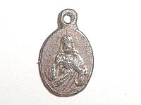 Срібна підвіска із зображенням Діви Марії з немовлям ХІХ століття.