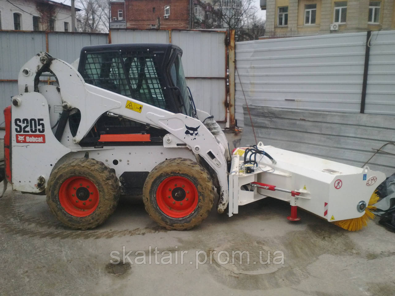 Оренда мінінавантажувача Bobcat зі щіткою