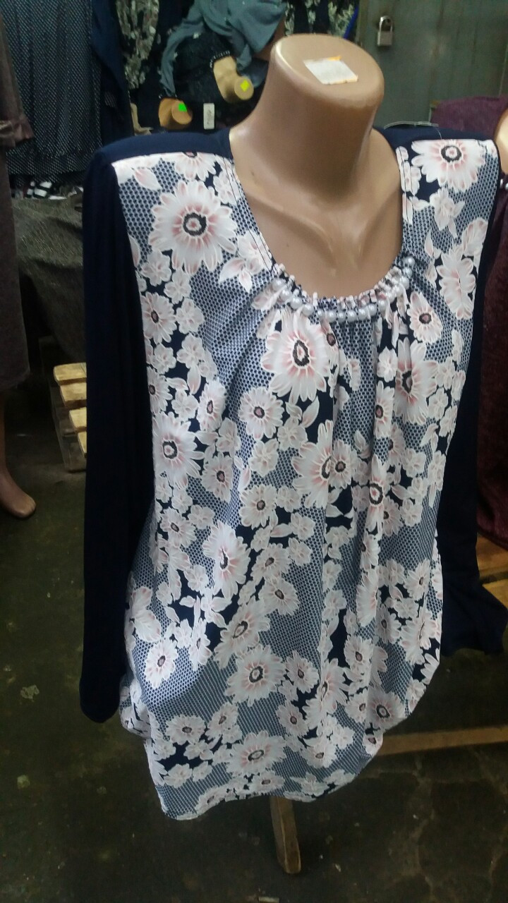 Жіноча блузка з олії з квітковим принтом