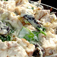 Салат з чорносливом, копченою курячою грудинкою і грибами.