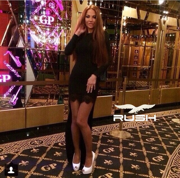 Сукня зі шлейфом Сукня зі шлейфом