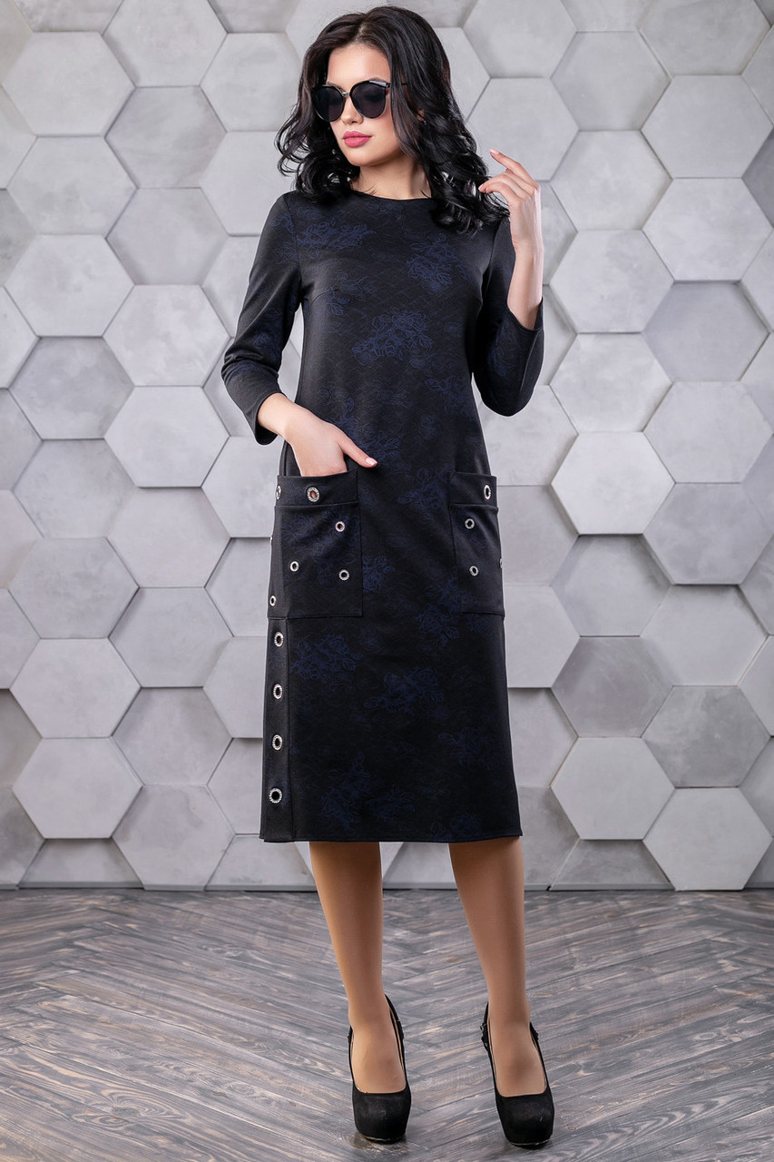 Модное трикотажное платье прямого кроя с карманами 44-50 размера черное с синими цветами - фото 4 - id-p881584217