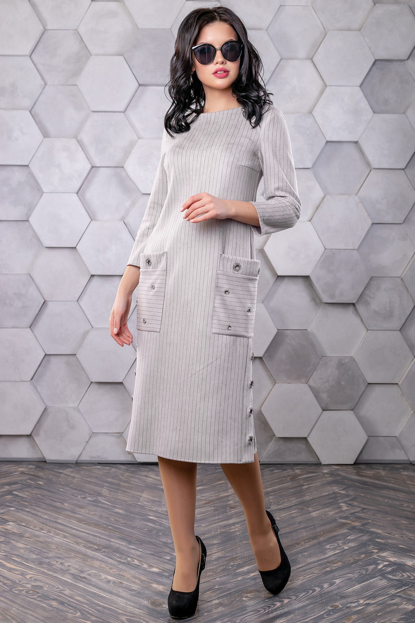 Модное замшевое платье прямого кроя с карманами 44-50 размера в полоску серое - фото 4 - id-p881603615