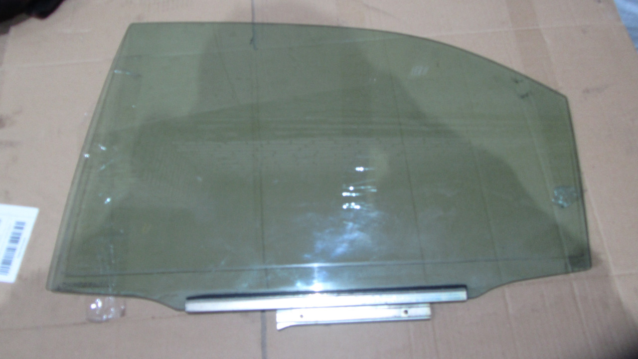 Скло дверей задньої лівої Toyota Camry 30 6811433140