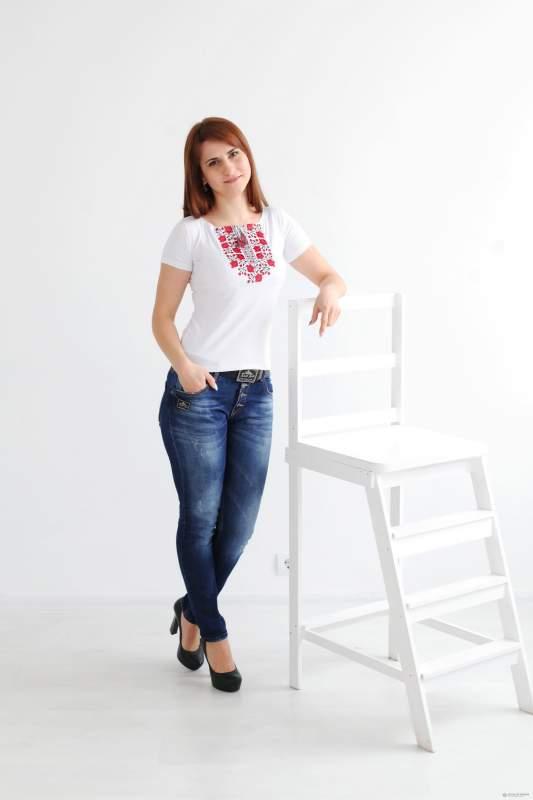 Сучасна вишита футболка, з вишитим червоними та чорними нитками рози А-4