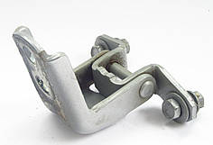 Завіса дверей передньої й задньої L нижня, передньої R верхня Nissan Leaf ZE0 / AZE0 / ZE1 (10-) 82421-3NA0A