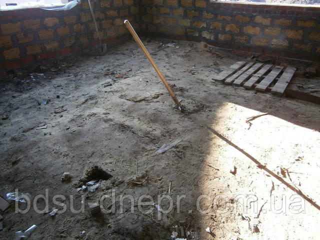 Виїмка землі всередині споруджуваного будинку Викопати яму фото