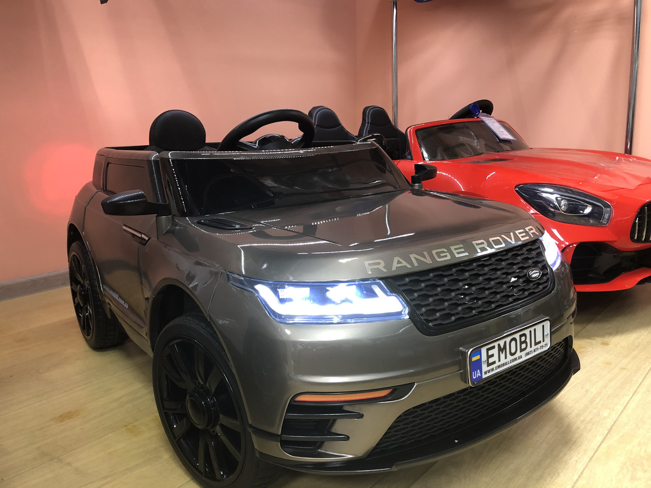 Дитячий електромобіль Range Rover Velar, автопофарбування, двері відчиняються, ручка, коліщатка, амортизатори 4 шт., фото 1