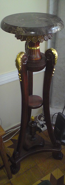 Столик дерев'яний різний із мармуровою стільницею