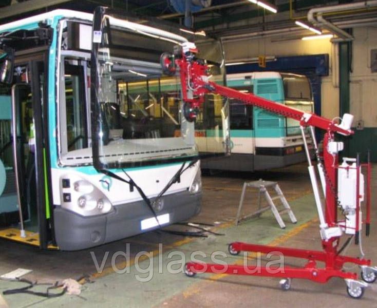 Замена лобового стекла на автобусе Hyundai Spase серия hi L/R в Никополе, Киеве, Днепре