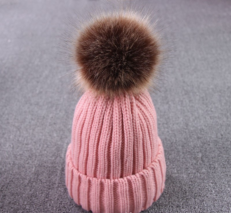 Зимова жіноча шапка з помпоном рожева