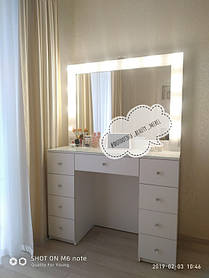 Красивый стол визажиста с большим зеркалом 1