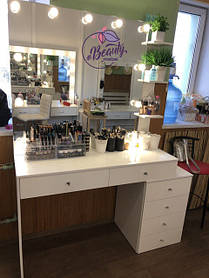 Еще один столик гармонично вписался в интерьер салона красоты 1