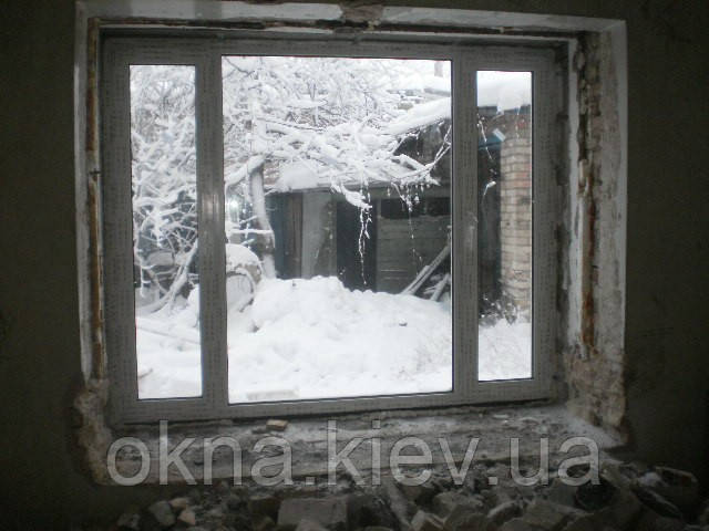 Тристулкове металопластикове вікно Rehau Euro 60 з двокамерним склопакетом