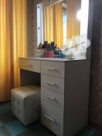 Столик для домашнего использования с пуфиком 1