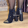 Черевики на високому стійкому каблуці, декоровані гумкою, колір синій, фото 2