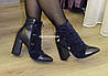 Черевики на високому стійкому каблуці, декоровані гумкою, колір синій, фото 3